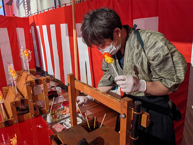 屋台で飴を作っている様子