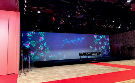 ホワイエからホールへのレッドカーペットの様子